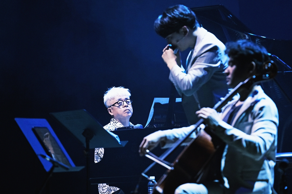 Composer and producer Kim Hyung-suk, left [KIM HYUNG-SUK]