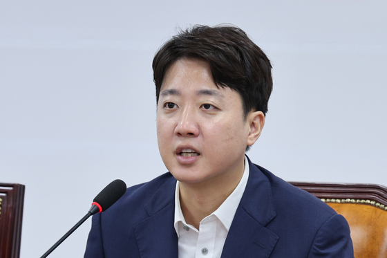Reform Party leader Lee Jun-seok speaks during a party meeting at the National Assembly in Yeouido, western Seoul on Sept. 22. [NEWS1]