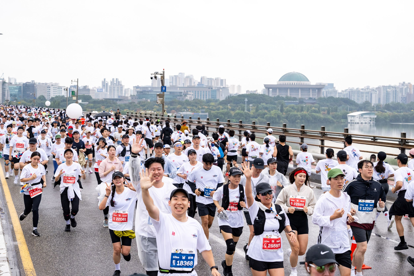 Runners taking part in the 10-kilometer course of the inaugural Disney Run Seoul 2025 cross the Seogang Bridge on Oct. 11. [WALT DISNEY COMPANY KOREA]