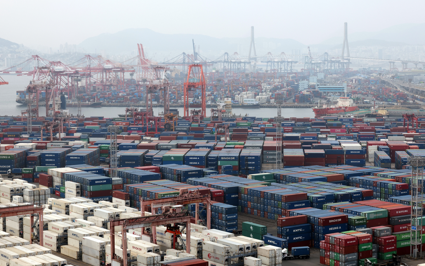 Export cargoes are stacked up at the Pyeongtaek Port in Gyeonggi on Dec. 1. [YONHAP]