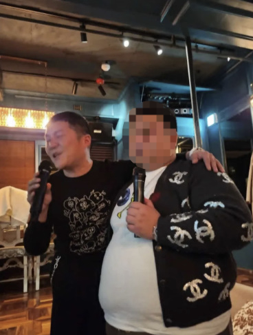 An online user alleged Cho Sae-ho received expensive gifts from a man involved in gang activities in exchange for promoting the man's business. [SCREEN CAPTURE]