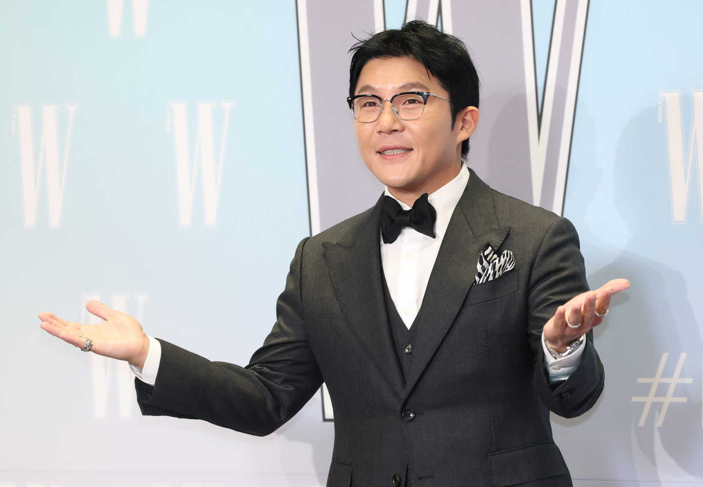 Comedia Cho Sae-ho poses at W Korea’s breast cancer awareness charity event at the Four Seasons Hotel in Jongno District, central Seoul, on Oct. 15. [NEWS1]