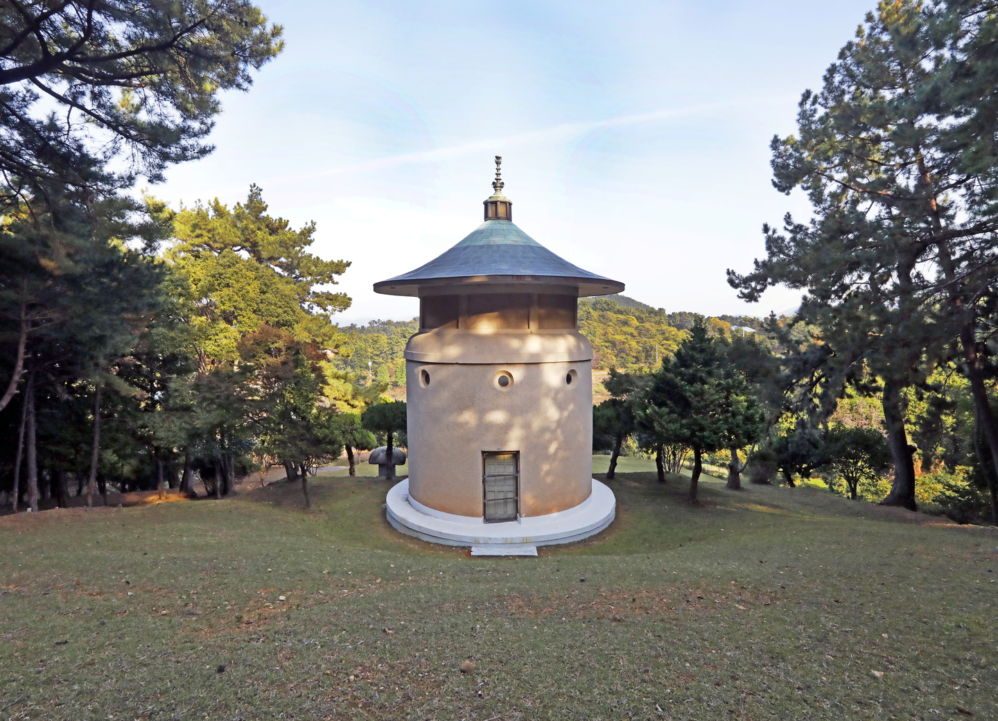 Mannyeongdang, a charnel house for Sorokdo residents, sits on a hill in the island’s residential area in Goheung County, South Jeolla. [PARK SANG-MOON]