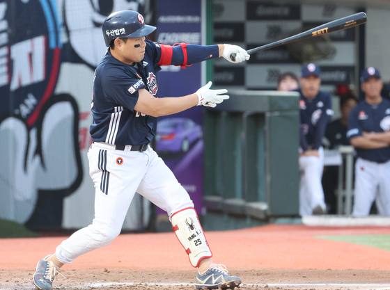 Doosan Bears catcher Yang Eui-ji hits a double during a KBO game against the Lotte Giants at Sajik Baseball Stadium in Busan on July 10. [YONHAP]
