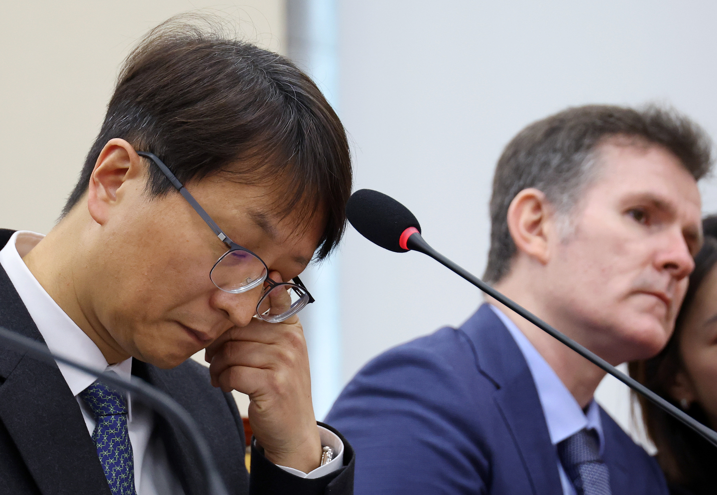 Park Dae-jun, CEO of Coupang, attends a parliamentary questioning session on the company’s personal data leak at the National Assembly’s Science, ICT and Broadcasting Committee in Yeouido, Seoul, on Dec. 2. [YONHAP]
