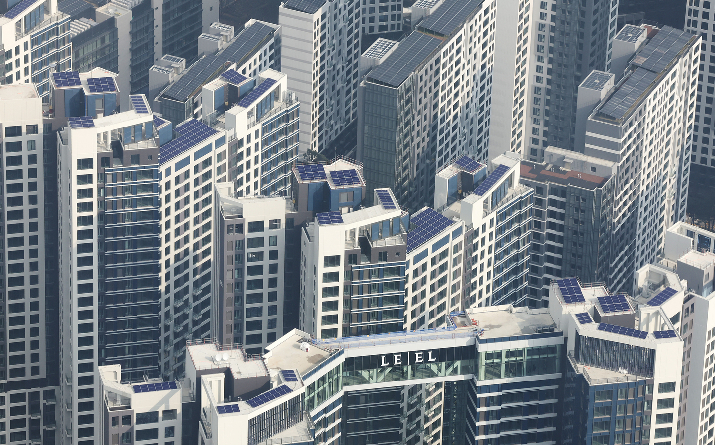Apartment buildings are seen from the Seoul Sky lounge in Songpa District, southern Seoul, on Nov. 30. [NEWS1]