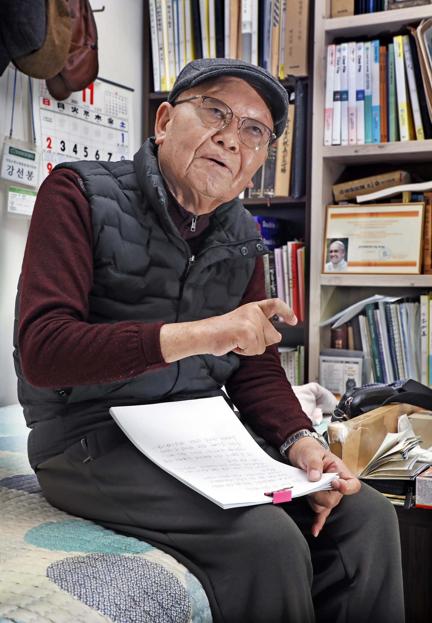 Kang Seon-bong, 86, speaks during an interview with the Korea JoongAng Daily at his residence on Sorok Island in Goheung County, South Jeolla, on Nov. 6. [PARK SANG-MOON]