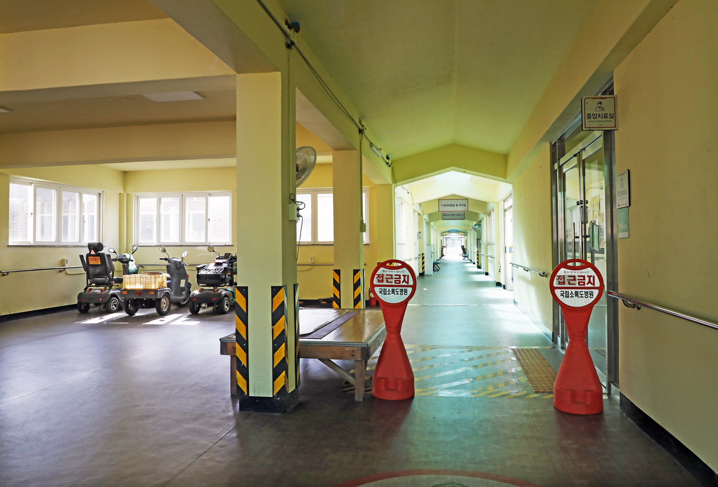 Signs at Sorokdo National Hospital in Goheung County, South Jeolla, restrict visitor access on Nov. 6. [PARK SANG-MOON]