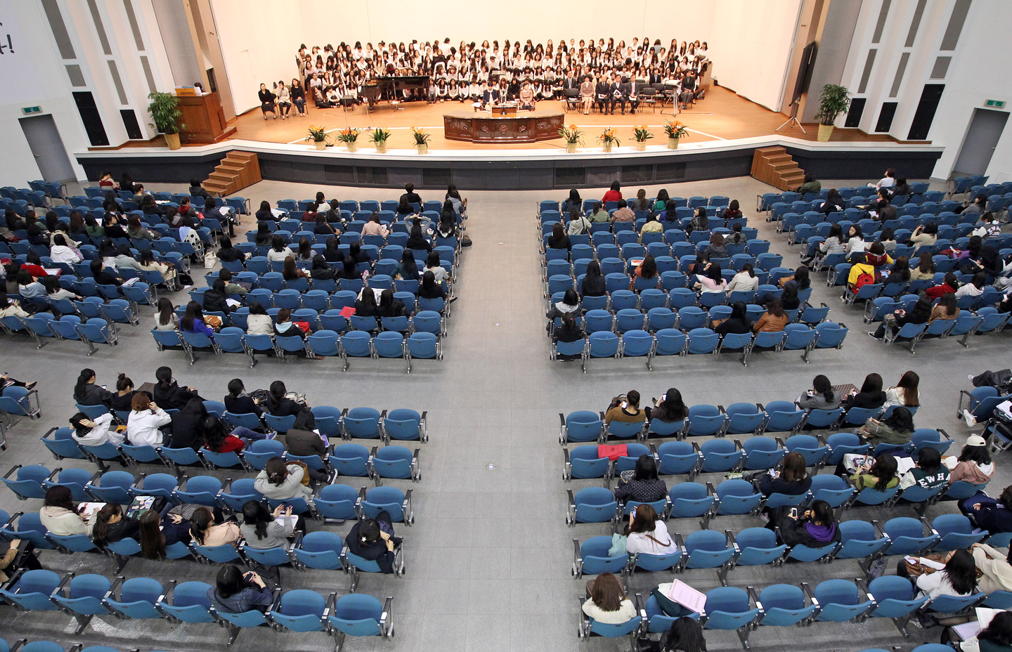 A mandatory chapel lecture is being held at Ewha Womans University's main hall on April 4, 2011, western Seoul. [YONHAP]