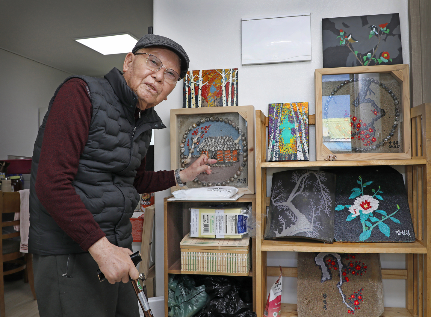 Kang Seon-bong, 86, speaks during an interview with the Korea JoongAng Daily at his residence on Sorok Island in Goheung County, South Jeolla, on Nov. 6. [PARK SANG-MOON]