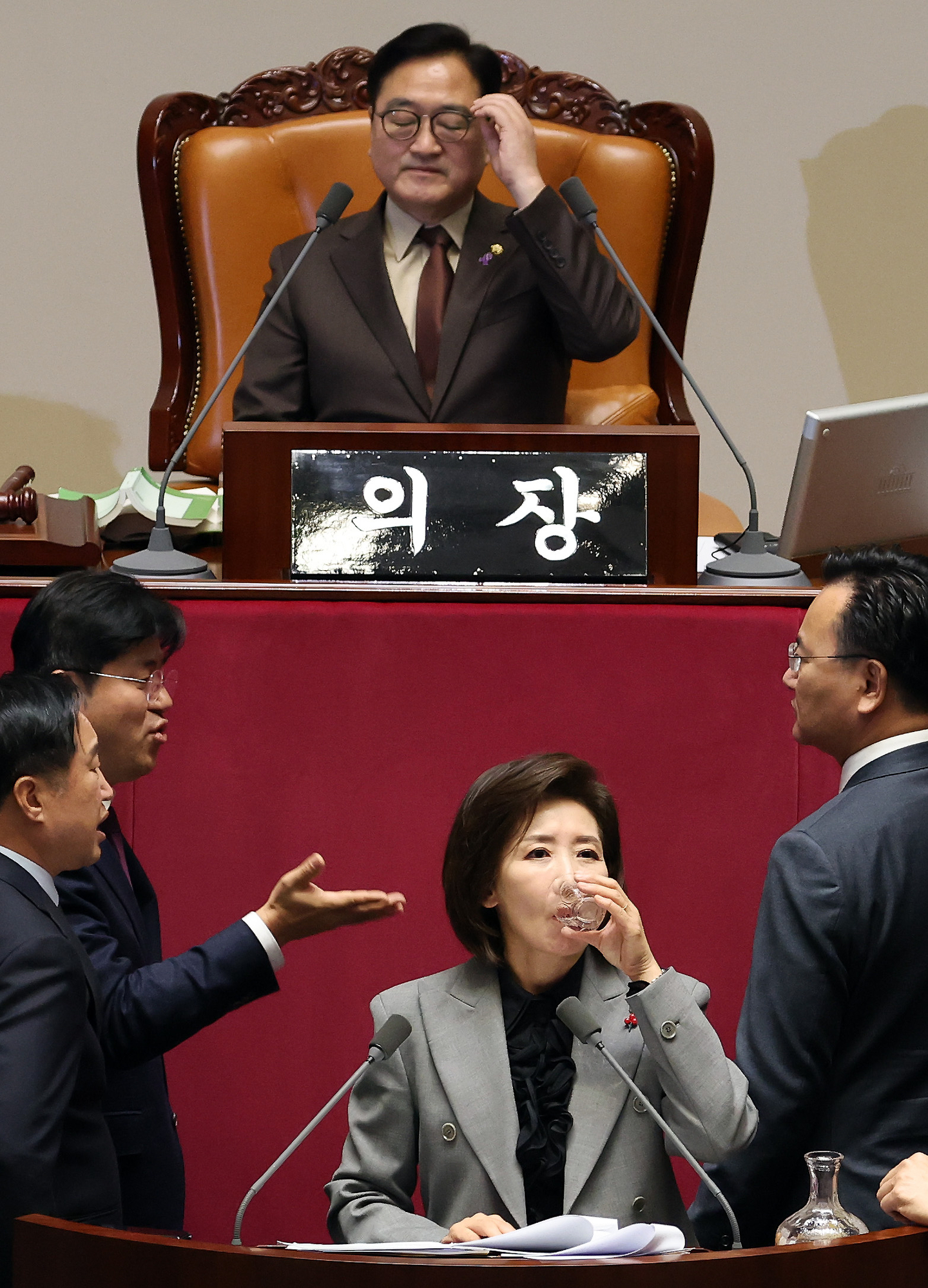 Lawmakers shout at each other as Rep. Na Kyung-won of the People Power Party continues her filibuster against a franchise business bill at the National Assembly in western Seoul on Dec. 9. [YONHAP]
