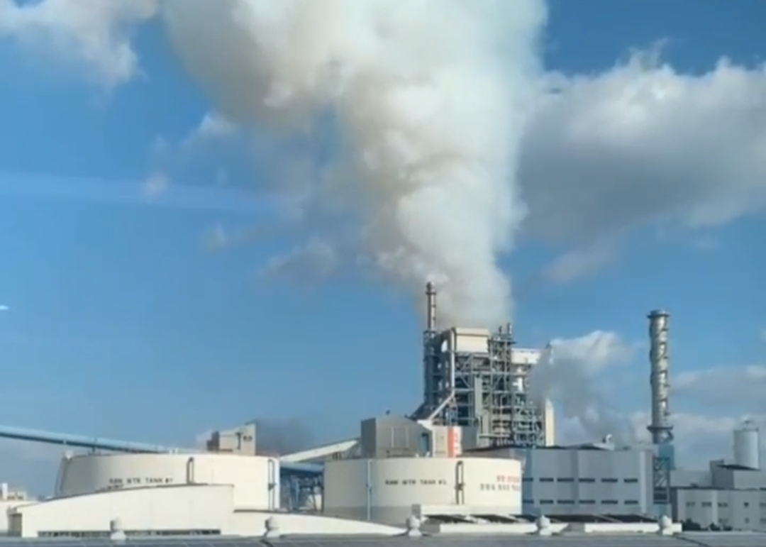 Smoke billows from a fire that broke out at Taean Thermal Power Plant in Taean on Dec. 9. [YONHAP] 