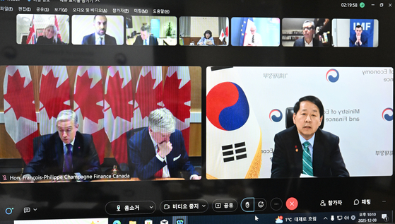 Finance Minister Koo Yun-cheol, right, attends a G7 finance ministerial meeting held virtually on Dec. 8. [NEWS1]