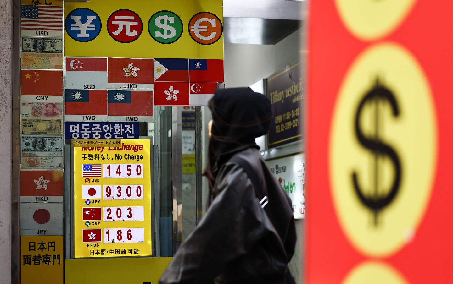 The won-dollar exchange rate is displayed at a booth in Myeong-dong in central Seoul on Nov. 26. [JOONGANG PHOTO]