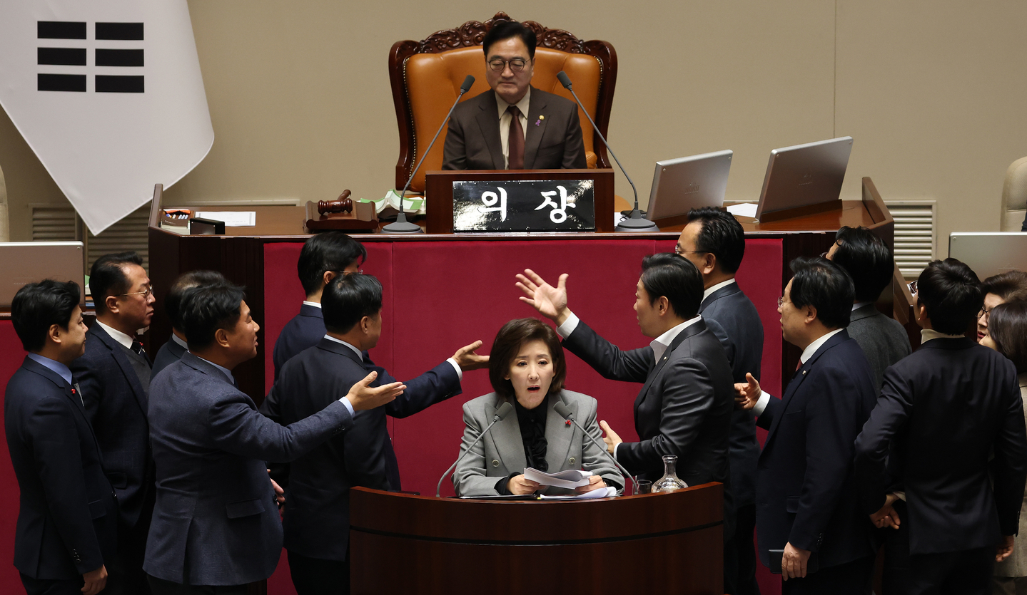 Lawmakers shout at each other as Rep. Na Kyung-won of the People Power Party continues her filibuster against a franchise business bill at the National Assembly in western Seoul on Dec. 9. [YONHAP]