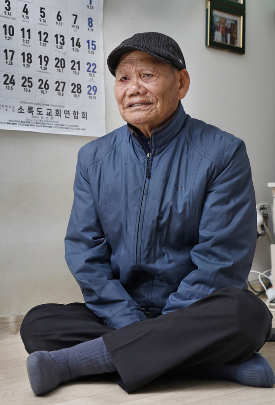 Nam Jae-kwon, 84, speaks during an interview with the Korea JoongAng Daily at his residence on Sorok Island in Goheung County, South Jeolla, on Nov. 6. [PARK SANG-MOON]
