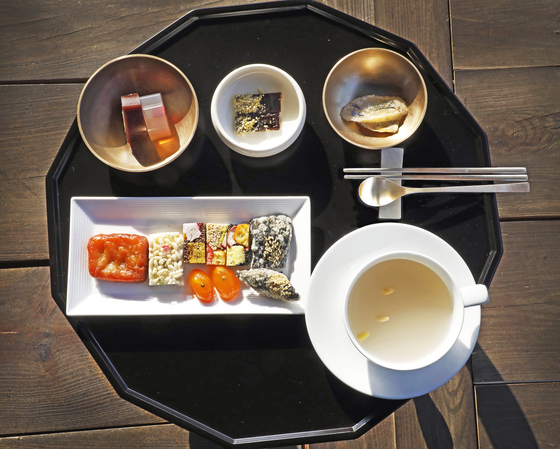 Sikhye (sweet rice drink) and desserts served at Ssangsanje Hall [PARK SANG-MOON]