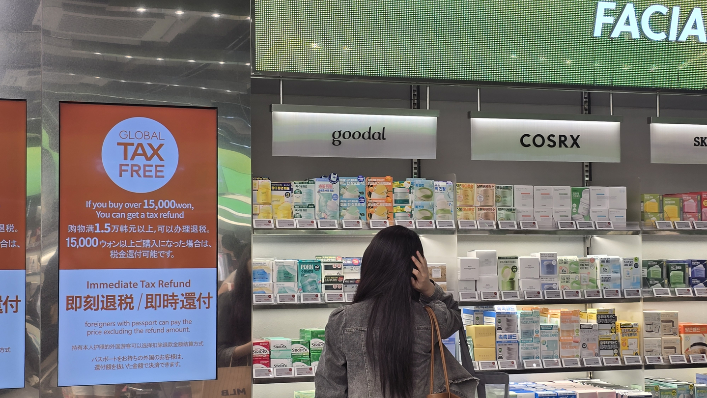A customer is seen browsing products at an Olive Young store in Jung District, central Seoul on Sept. 29. [NOH YU-RIM]