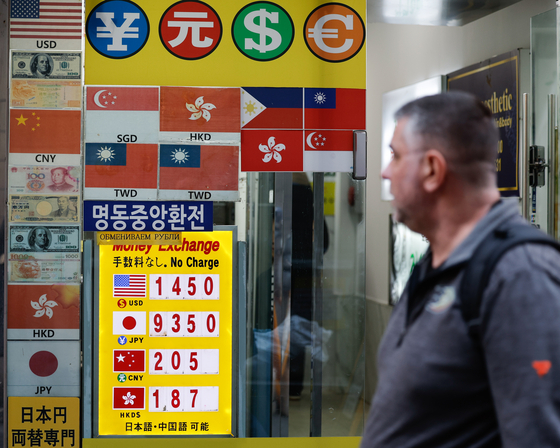 An exchange rate board is displayed at a currency exchange booth in central Seoul on Dec. 7. [NEWS1] 