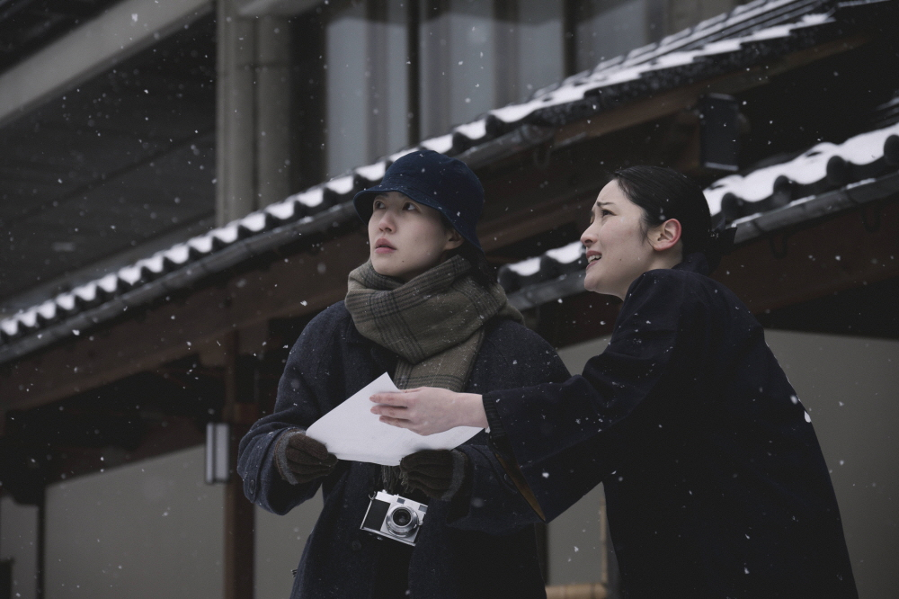 Sho Miyake's film ″Two Seasons, Two Strangers″ follows Lee, played by Shim Eun-kyung, a screenwriter in a slump who travels to a snow-covered rural village. [ATNINE FILM]