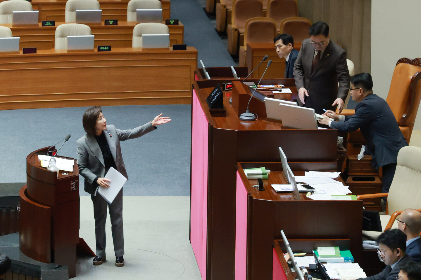 Rep. Na Kyung-won of the People Power Party protests after National Assembly Speaker Woo Won-shik cuts off her microphone for straying from the agenda during an unlimited debate on a revision to the Fair Franchise Transactions Act at a plenary session on Dec. 9. The People Power Party launched a filibuster that day to oppose the Democratic Party’s judicial reform initiatives. [YONHAP]