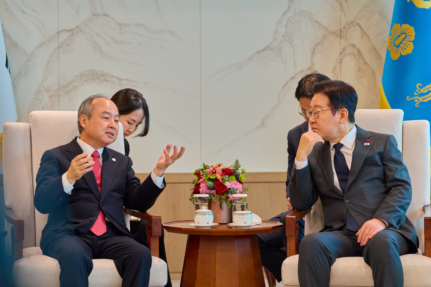 President Lee Jae Myung, right, meets with SoftBank Group Chairman Masayoshi Son at the presidential office in Yongsan District, central Seoul, on Dec. 5. [PRESIDENTIAL OFFICE]