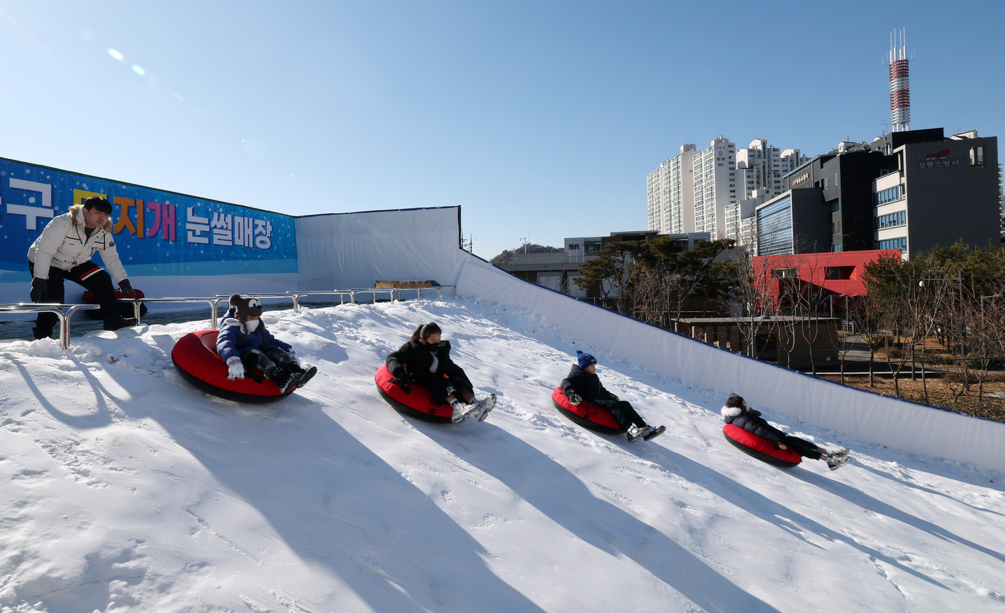 Children are seen sledding down a range in Seongdong District, eastern Seoul on Dec. 22, 2024. [NEWS1]