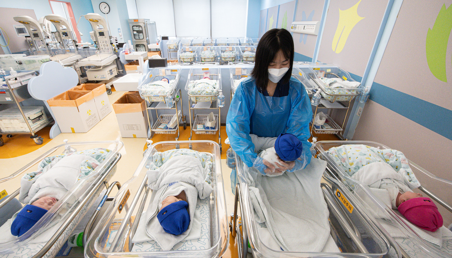 Newborns rest in the neonatal unit at CHA Ilsan Medical Center in Goyang, Gyeonggi, on Aug. 27. [NEWS1]