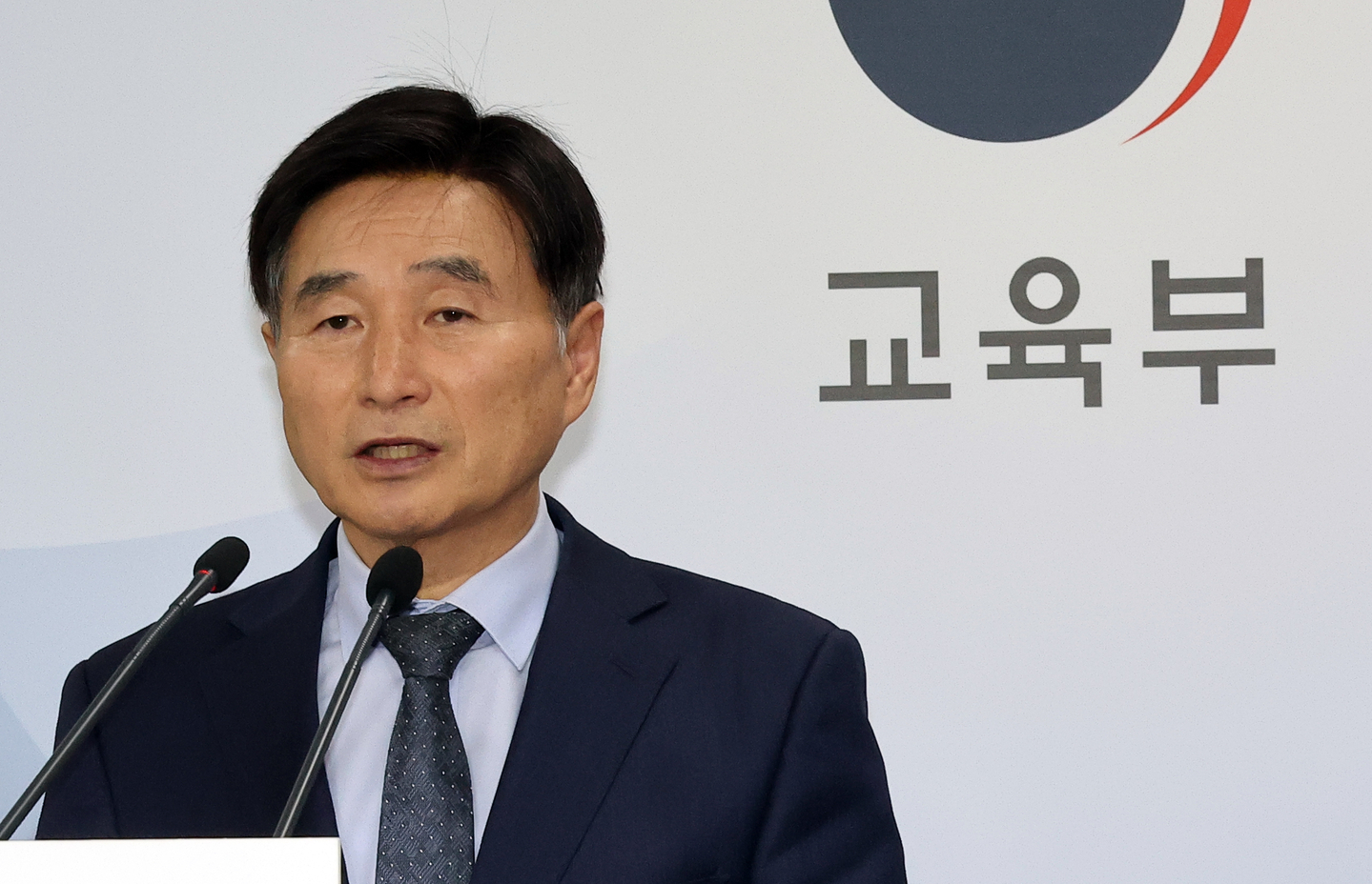 Oh Seung-geol, then-director of the Korea Institute for Curriculum and Evaluation, delivers an overview of the scoring results for the 2026 College Scholastic Ability Test during a briefing at the Ministry of Education’s press room at the government complex in Sejong on Dec. 4. [YONHAP]