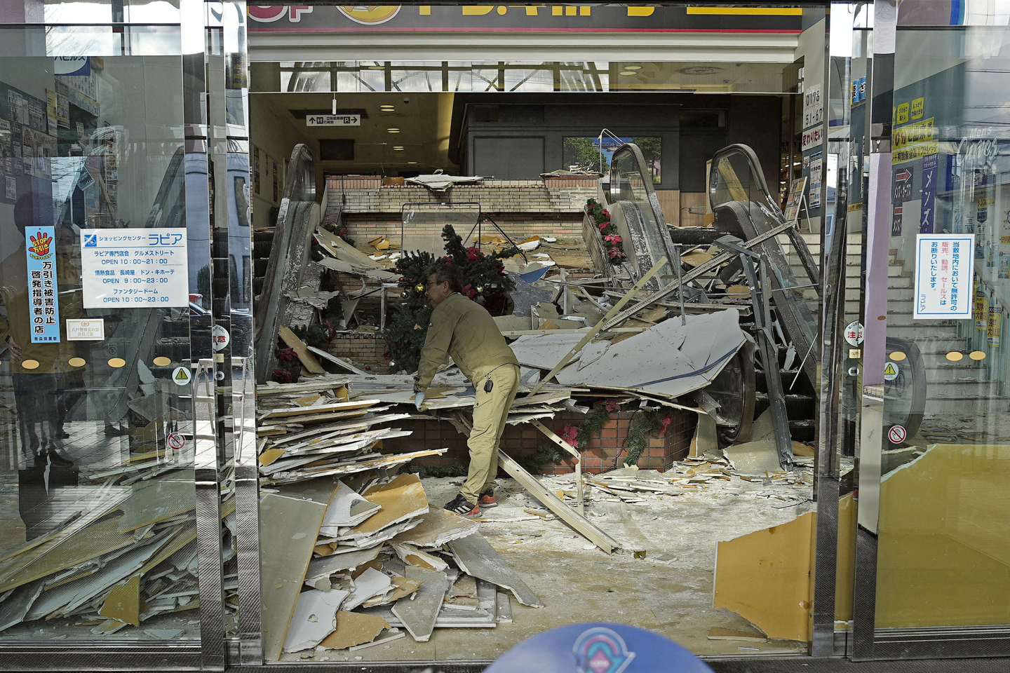 A worker cleans up inside a commercial facility in Hachinohe in Aomori Prefecture, northeastern Japan, Dec. 9, following a strong earthquake the previous night, in this photo taken by Kyodo. [REUTERS/YONHAP]