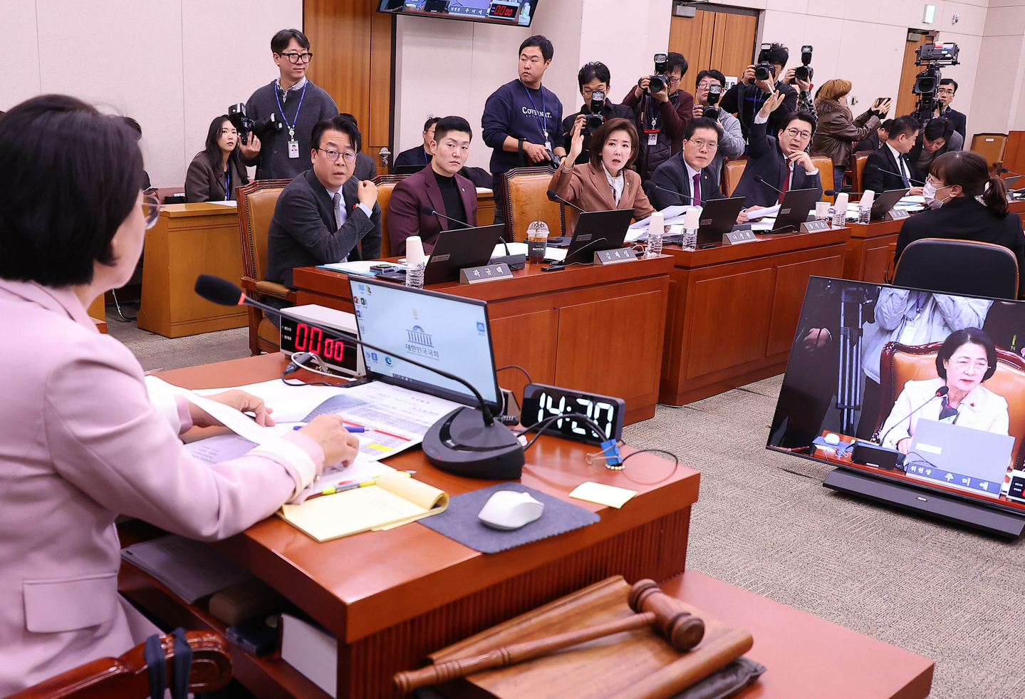 The National Assembly’s Legislation and Judiciary Committee is in session at the National Assembly in Yeouido, western Seoul, on Dec. 10. [LIM HYUN-DONG]