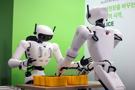 Korean-made humanoid robots work at a robotics exhibition held at Kintex in Goyang, Gyeonggi, on Nov. 5. [NEWS1] 