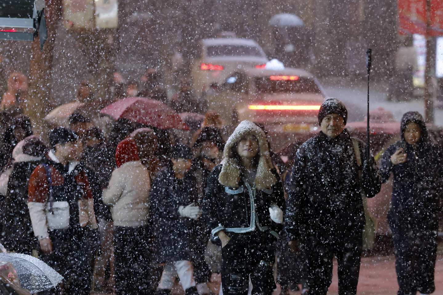Tourists enjoy falling snow in central Seoul on Dec. 4. [NEWS1] 