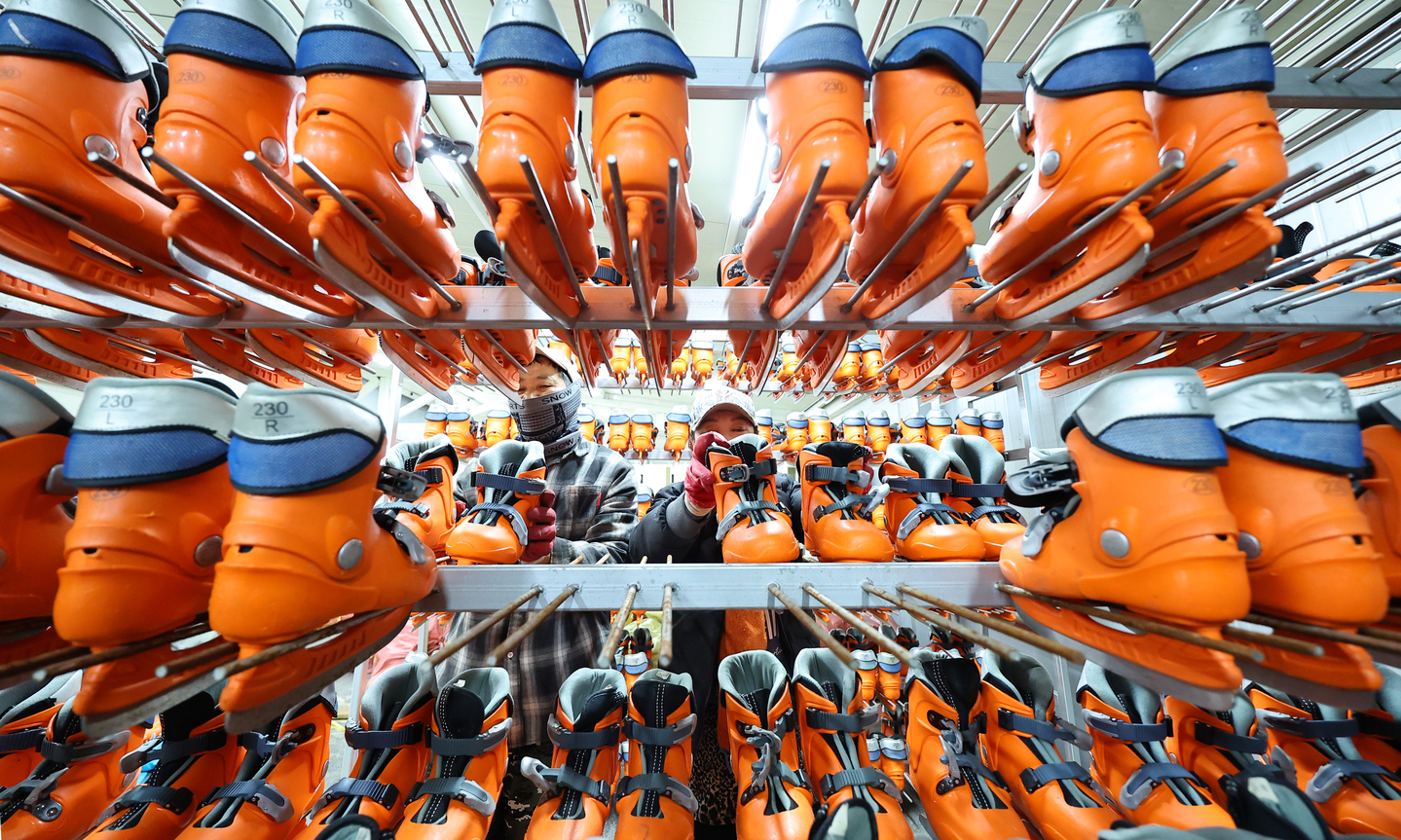 Skates are being organized ahead of the opening at Hwadogin Ice Rink in Dongincheon Square, Incheon, on Dec. 10. The rink will operate for 57 days from Dec.12 until Feb.7. Rain or snow will sweep across Korea on Dec.11, and forecasters warned that temperatures could drop by about 10 degrees Celsius (50 degrees Fahrenheit) after the precipitation clears. [YONHAP]