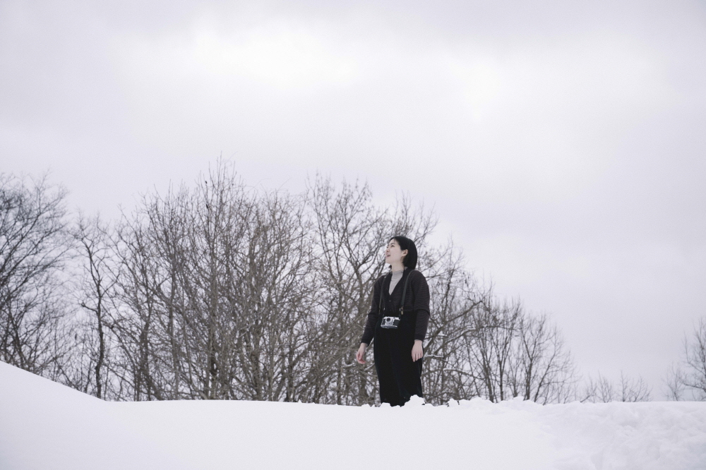 Sho Miyake's film ″Two Seasons, Two Strangers″ follows Lee, played by Shim Eun-kyung, a screenwriter in a slump who travels to a snow-covered rural village. [ATNINE FILM]