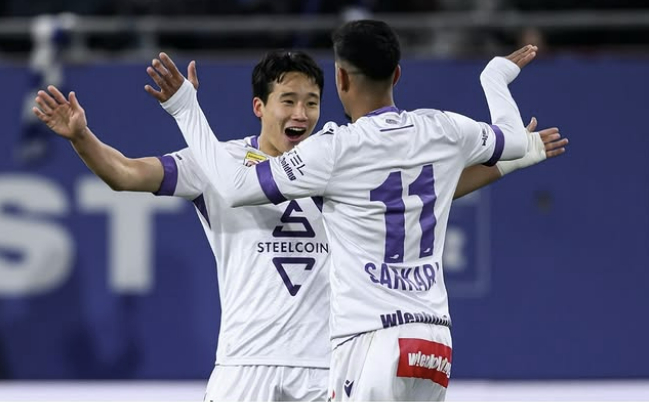 Lee Tae-seok of Austria Wien celebrates with teammates after scoring a free-kick goal in Austria Wien's Bundesliga match against Wolfsberger AC on Dec. 7. [SCREEN CAPTURE]