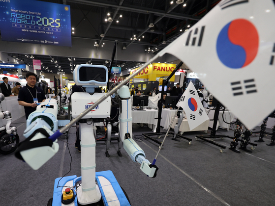 A Korean-made humanoid robot holds Korean flags at a robotics exhibition held at Kintex in Goyang, Gyeonggi, on Nov. 5. [NEWS1] 