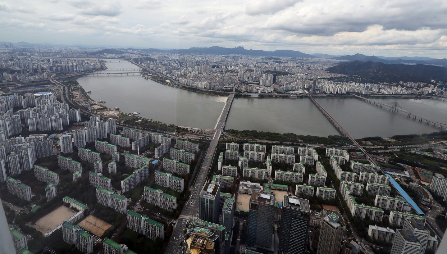 Apartment complexes in Seoul are seen from the Lotte World Tower in Songpa District, southern Seoul, on Oct. 15. [NEWS1]