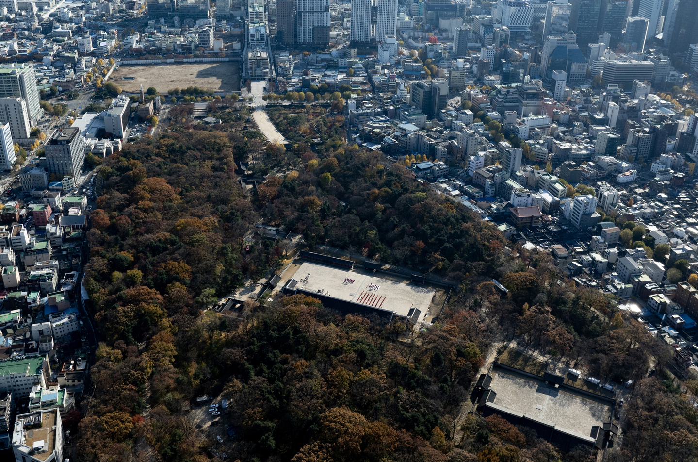 The Sewoon District 4 redevelopment area located directly across from the Jongmyo Shrine in central Seoul is seen on Nov. 18. [YONHAP]