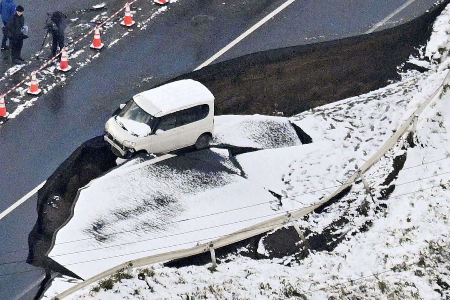 Photo taken from a Kyodo News airplane on Dec. 9 shows a collapsed road in Tohoku in Aomori Prefecture, northeastern Japan, following a strong earthquake that struck the region the previous night. [REUTERS/YONHAP]