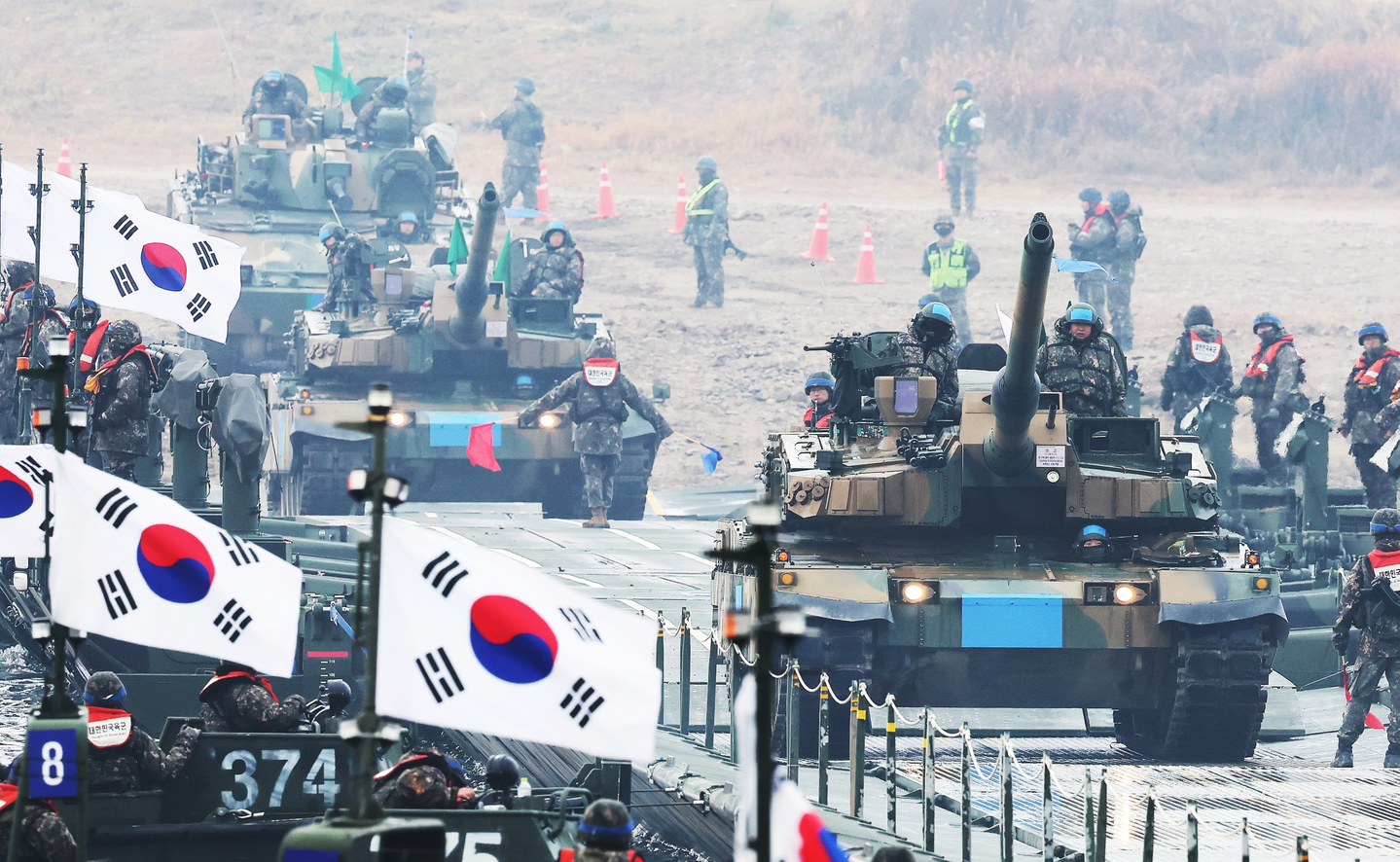 The Korean Army's K2 main battle tanks cross the Namhan River in Yeoju, Gyeonggi, on Nov. 25, as part of the Hoguk combined drills of the Army, Navy, Marine Corps and Air Force. [YONHAP]