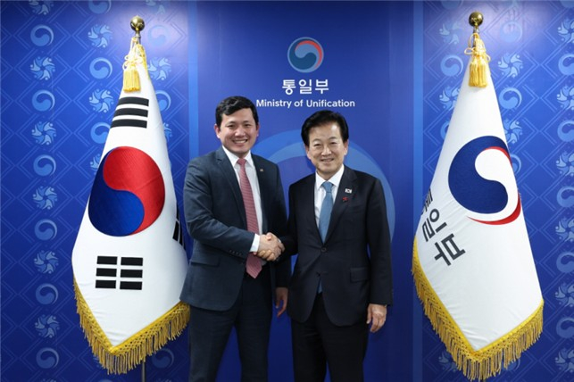 Unification Minister Chung Dong-young shakes hands with Kevin Kim, the charge d’affaires at the U.S. Embassy in Seoul, during a photo session at the government complex in Seoul on Nov. 25. [MINISTRY OF UNIFICATION]
