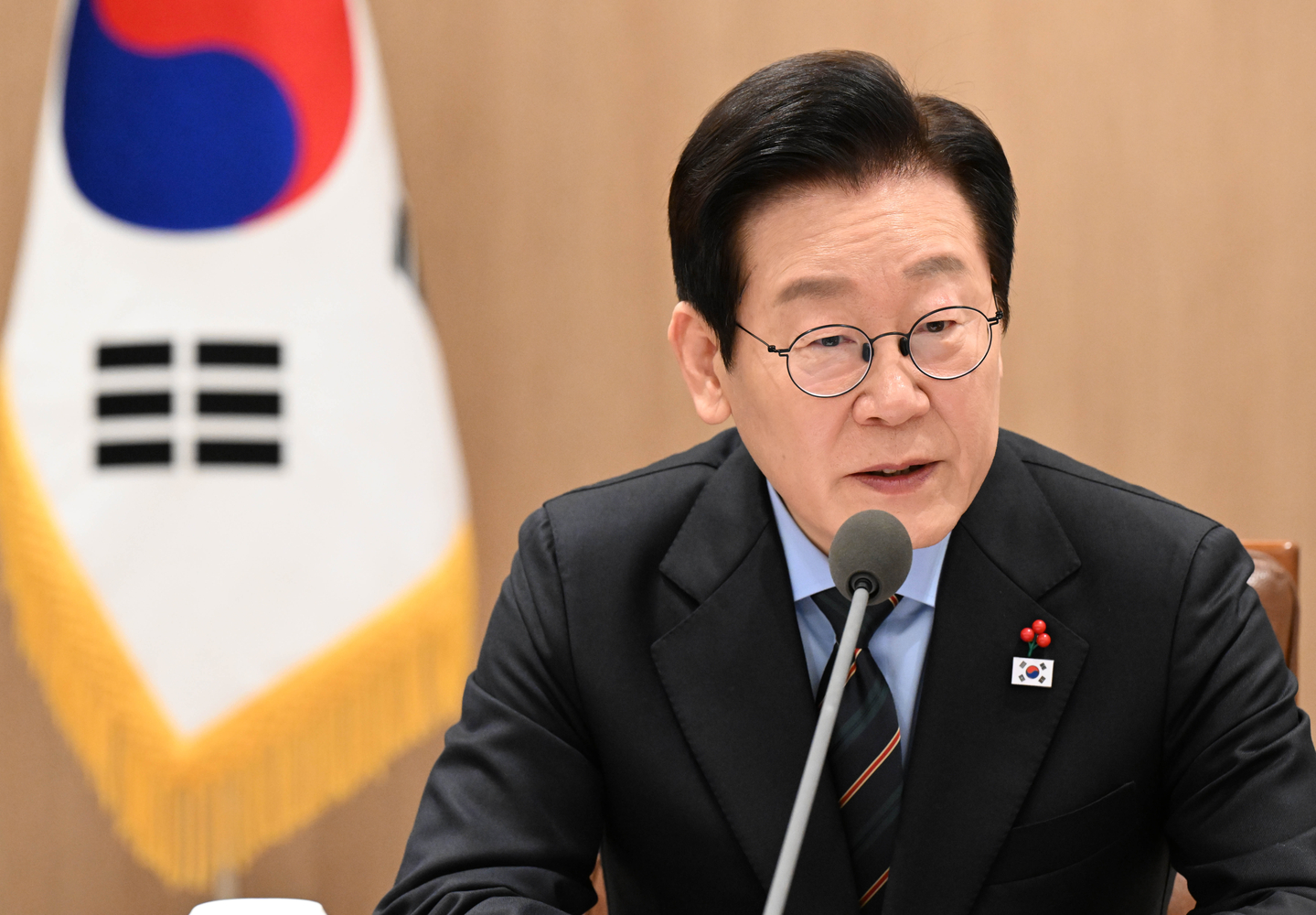 President Lee Jae Myung speaks at a meeting with the foreign ministers and vice ministers of 15 member states of the Pacific Islands Forum at the Presidential Office in Yongsan, central Seoul, on Dec. 10. [JOINT PRESS CORPS]
