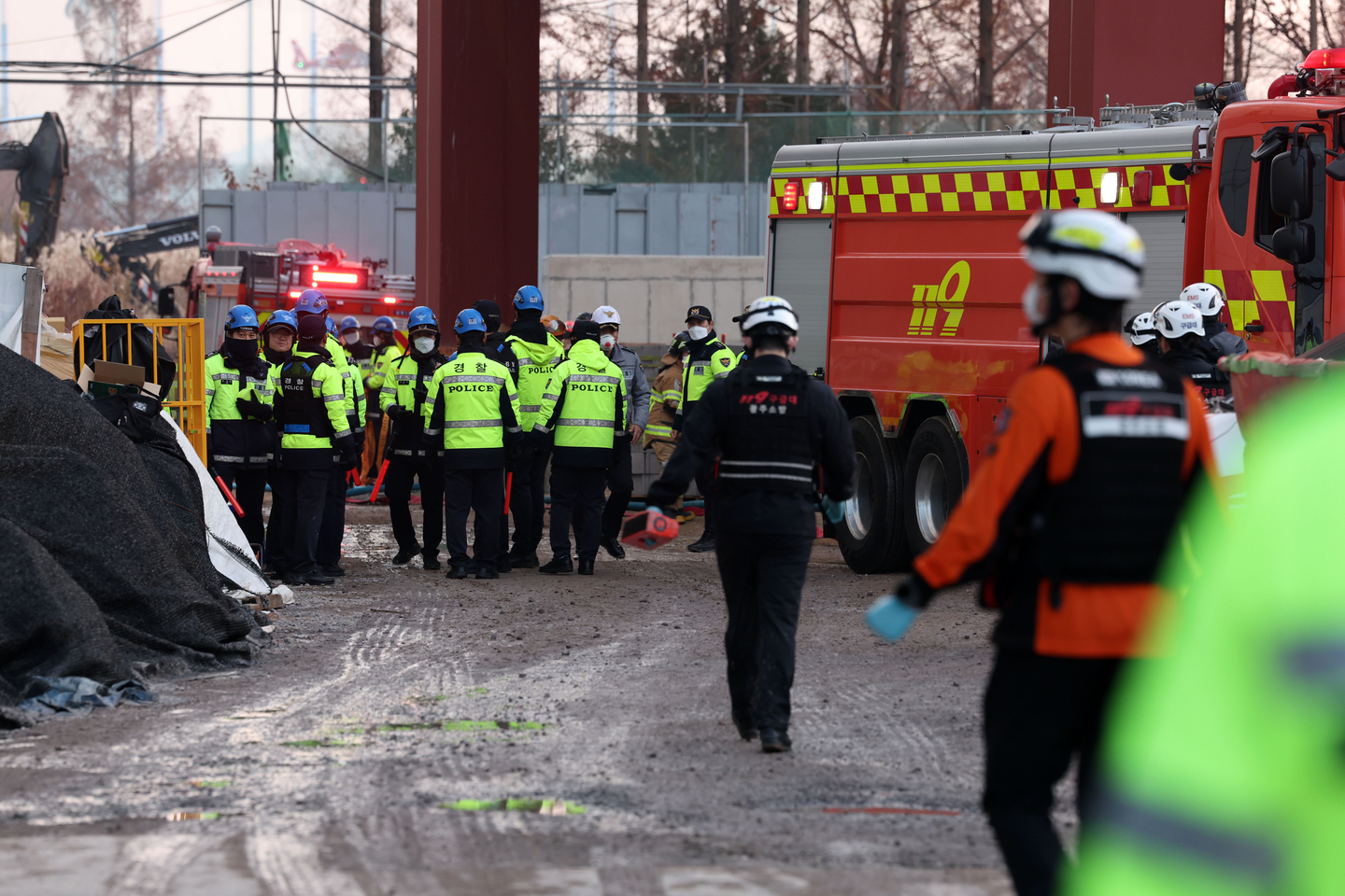Police officials arrive at the collapsed construction site of the City Main Library Gwangju in Gwangju on Dec. 11, 2025. [NEWS1]