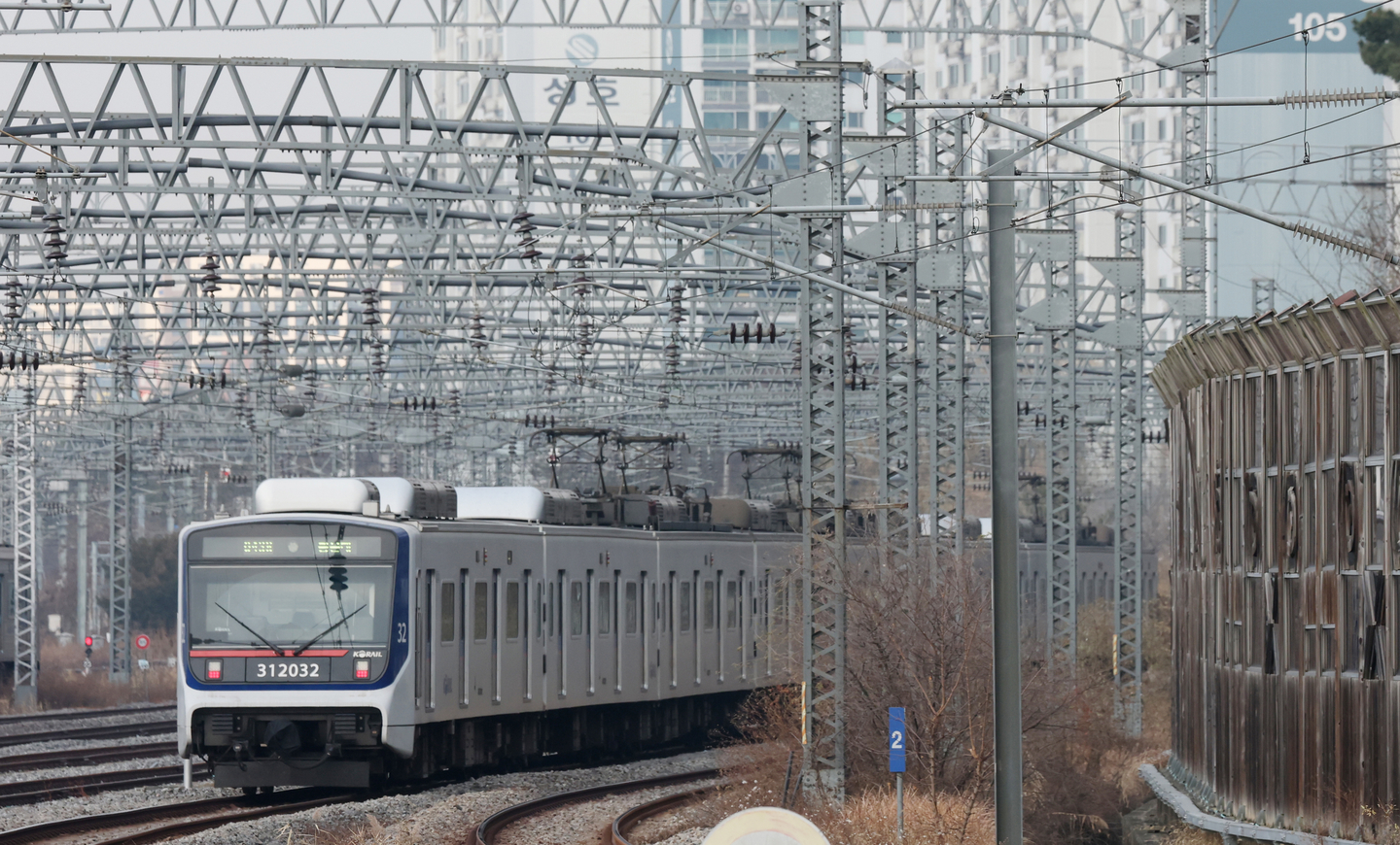 A subway train leaves Seodongtan Station in Osan, Gyeonggi, on Dec. 10, 2025, a day ahead of the planned strike by the Korea Railroad Corporation (Korail) and Seoul Metro unions. [NEWS1]