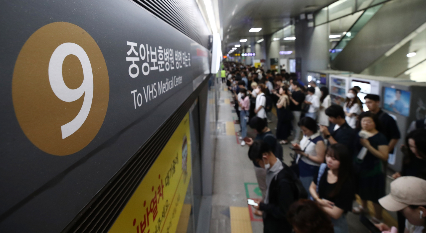 Passengers line up to get on the subway at VHS Medical Center Station, Line No. 9, on July 31, 2023. [NEWS1]