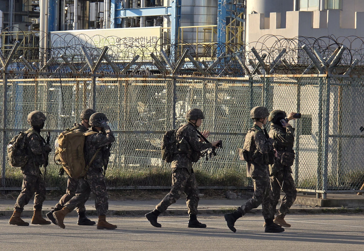 Soldiers are seen during training in this photo from Dec. 9, unrelated to the story [YONHAP]