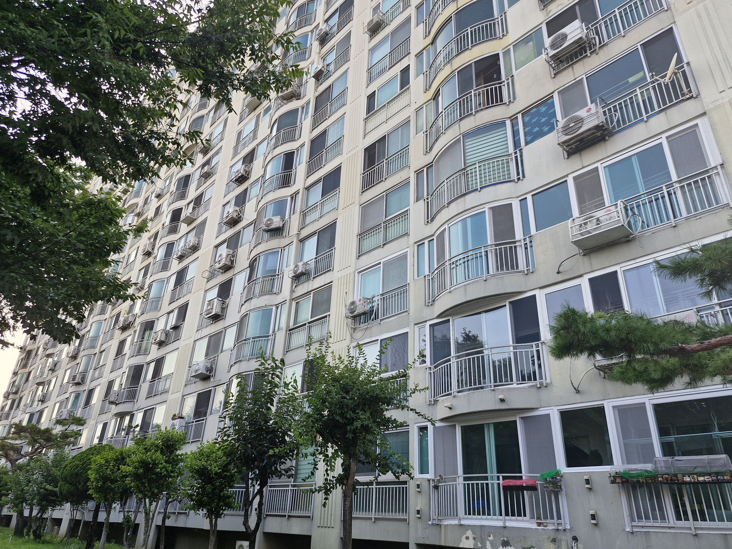 The apartment building in Daegu where Yoon Jung-woo climbed to kill a woman he had been stalking on June 10, 2025, is seen in this file photo. [JOONGANG ILBO] 