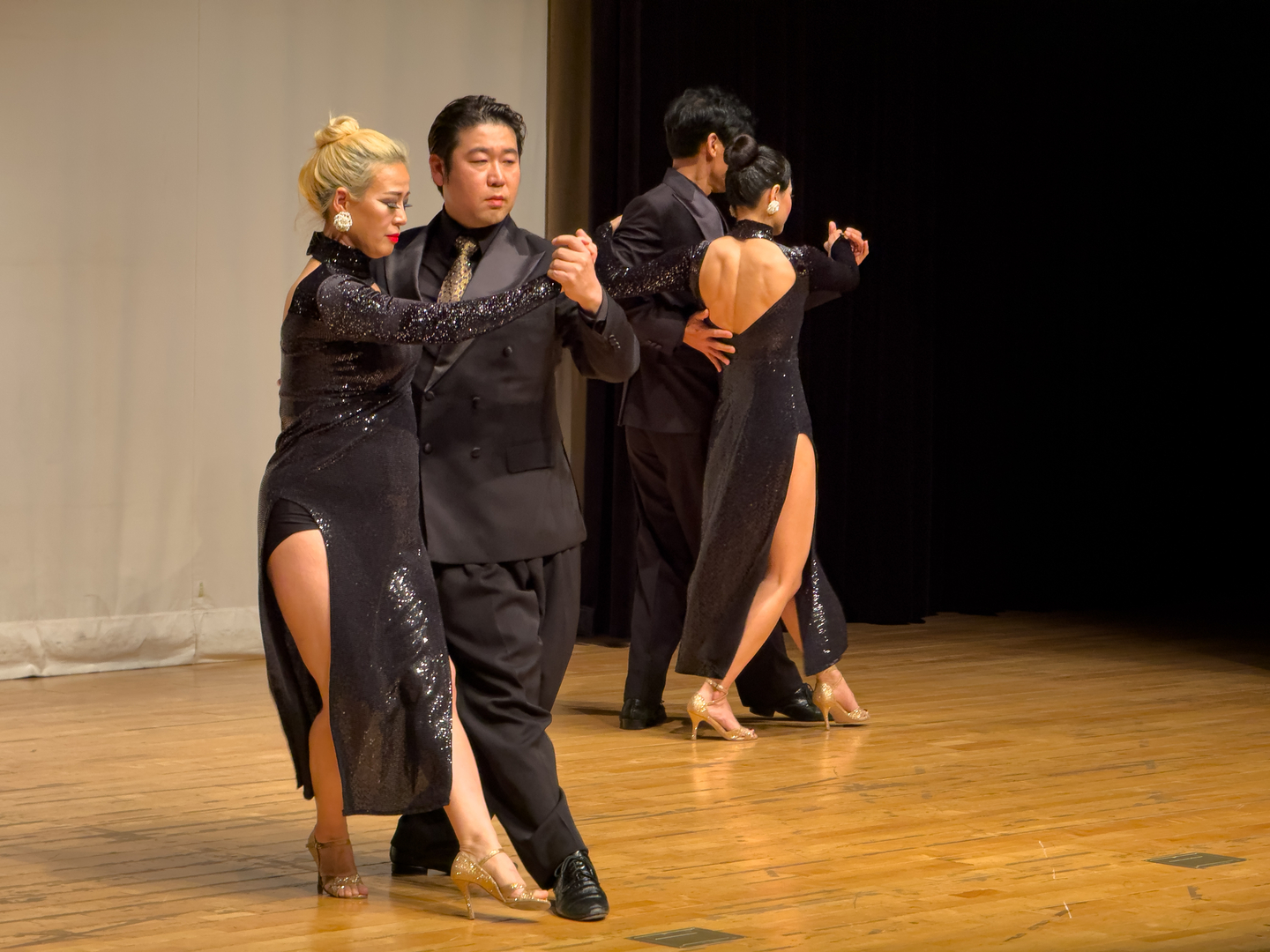 Members of the sextet Elena dance to ″Loca″ at the Art Hall of Yongsan District Office in central Seoul on Dec. 11. [MICHAEL LEE]