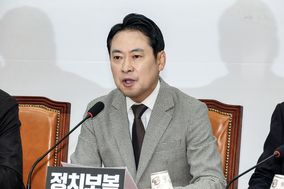 People Power Party leader Jang Dong-hyeok speaks at the National Assembly in western Seoul on Dec. 8. [KIM SEONG-RYONG] 